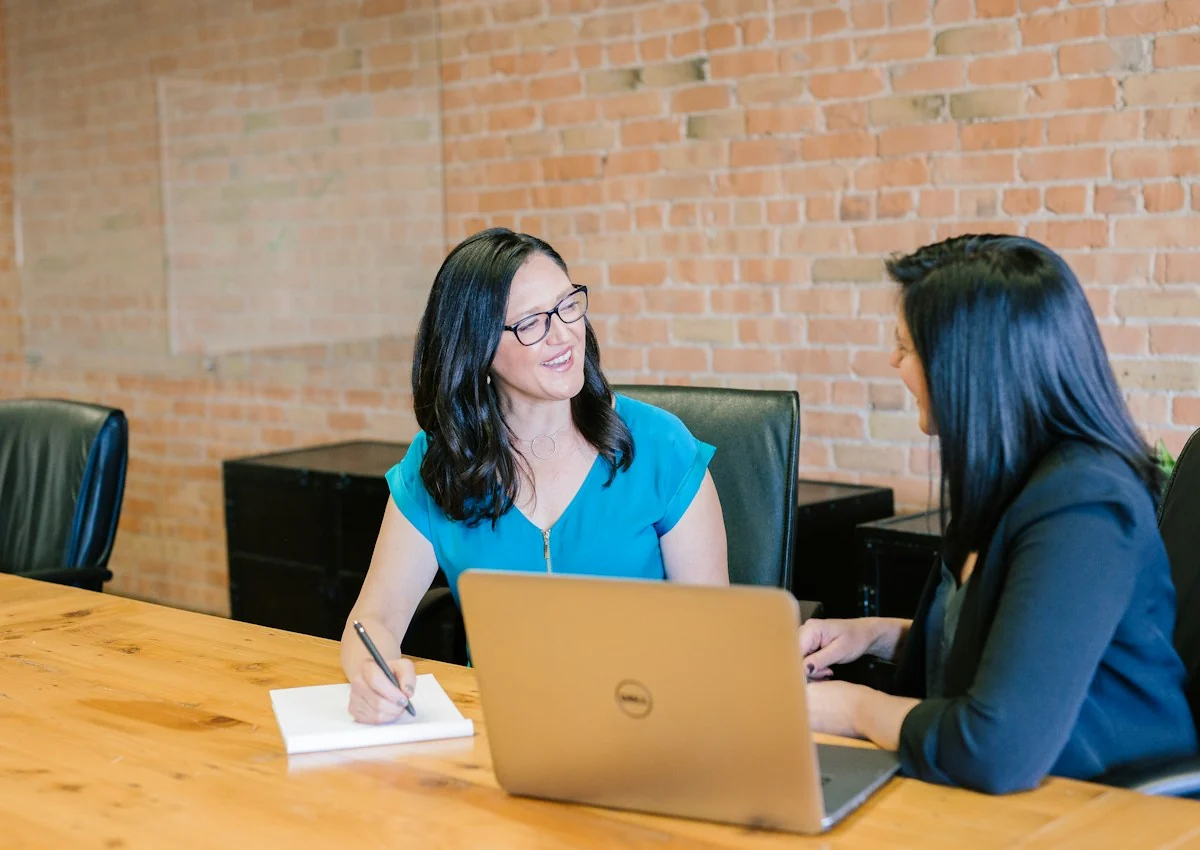 Consultor financeiro a acompanhar um pedido